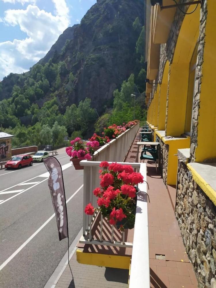 Hotel Les Terres LʼAldosa Eksteriør bilde